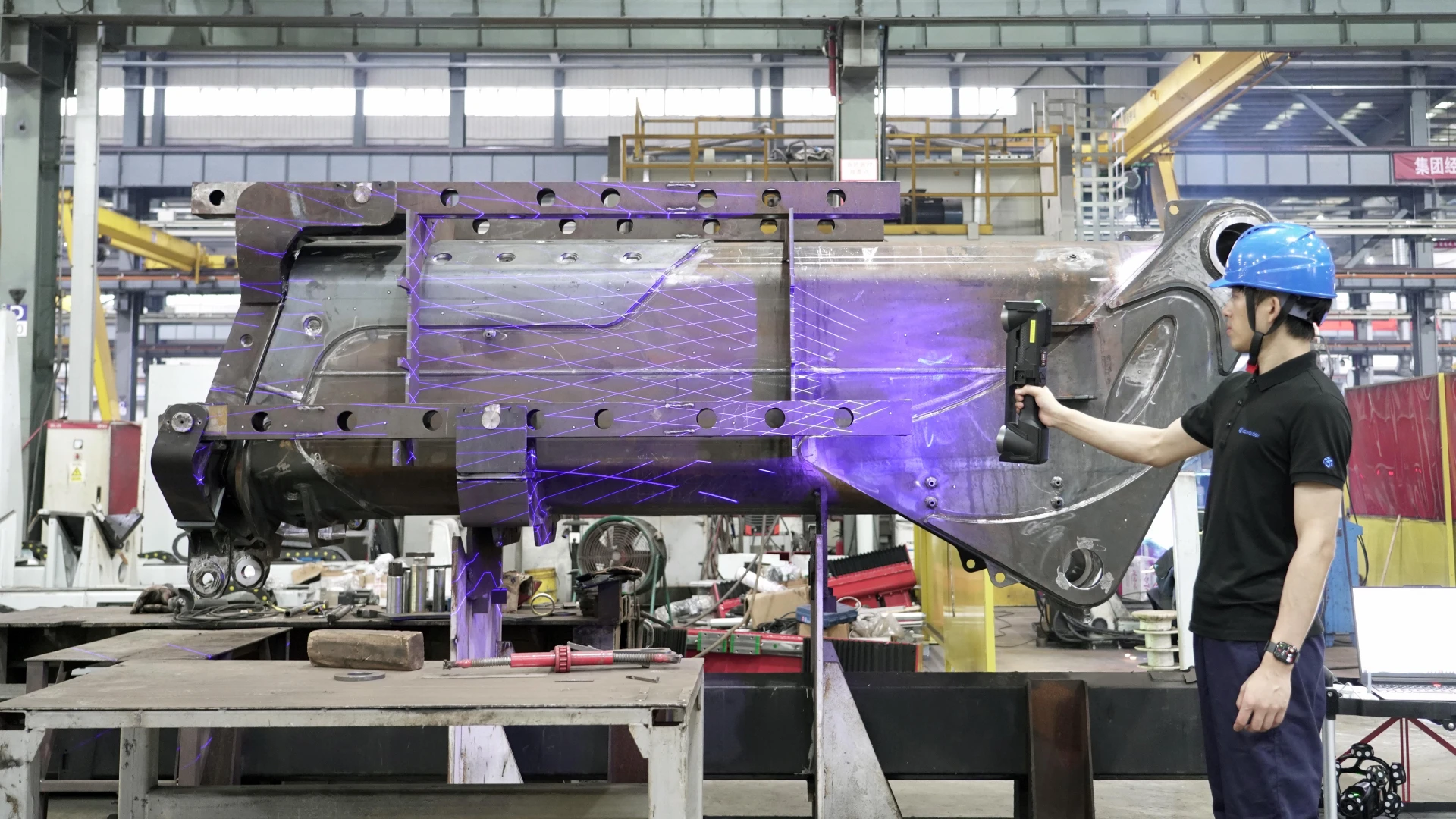 Operater uporablja sistem TrackScan GO pri zajemu velikega industrijskega dela.