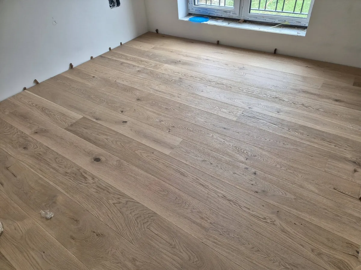 Široke hrastove deske, položene na novo