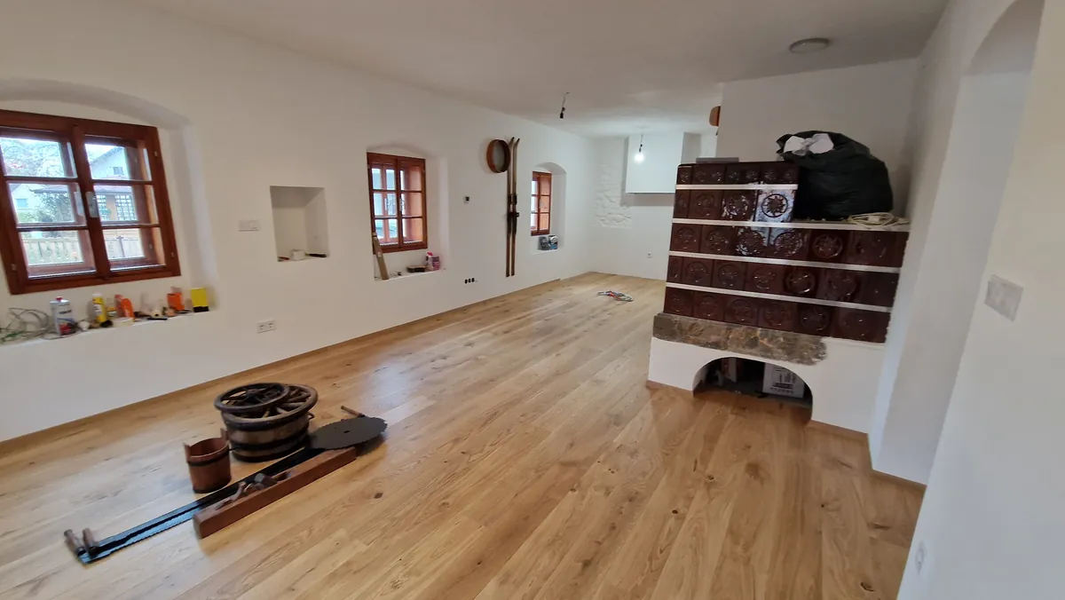 Hrastova tla v stari hiši s kmečko pečjo