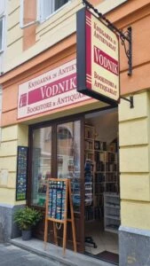 Dobrodošli v Antikvariatu n knjigarni Vodnik v centru Ljubljane