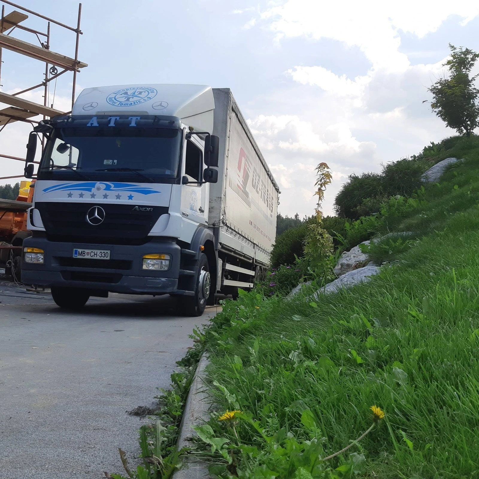 Tovornjak ATT pri dostavi na gradbišče