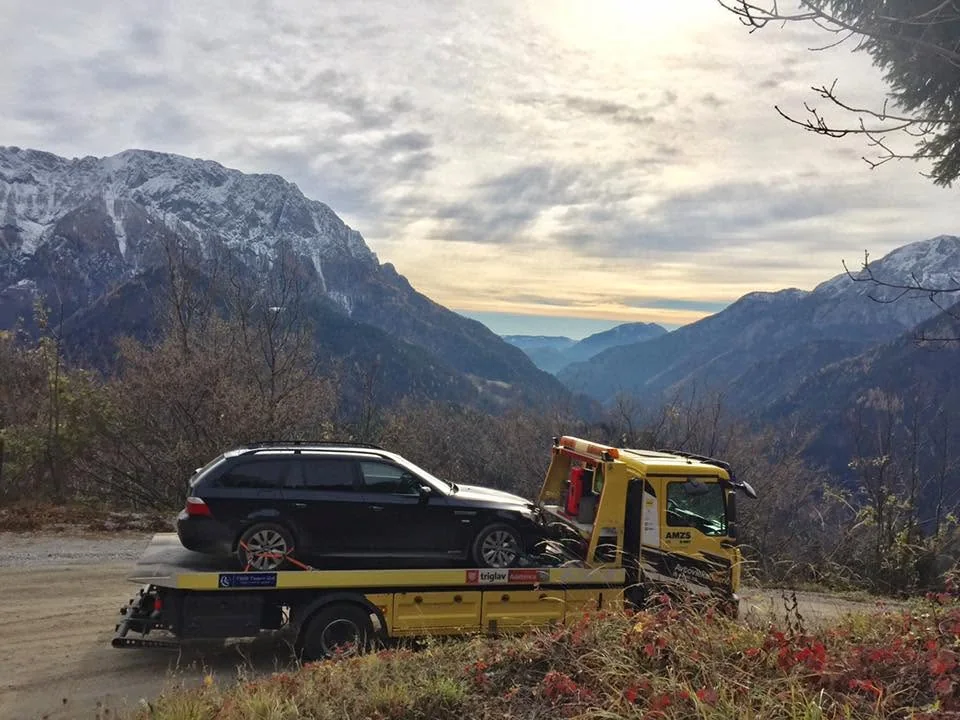 Prevoz vozila po gorski cesti nad dolino