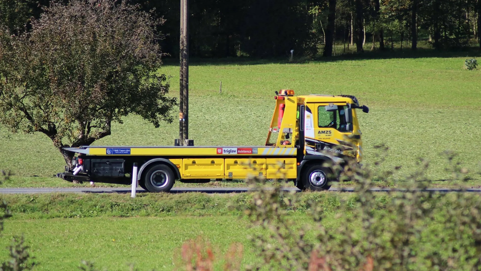 Avtovleka AVTO BITENC ob cesti v Savinjski dolini