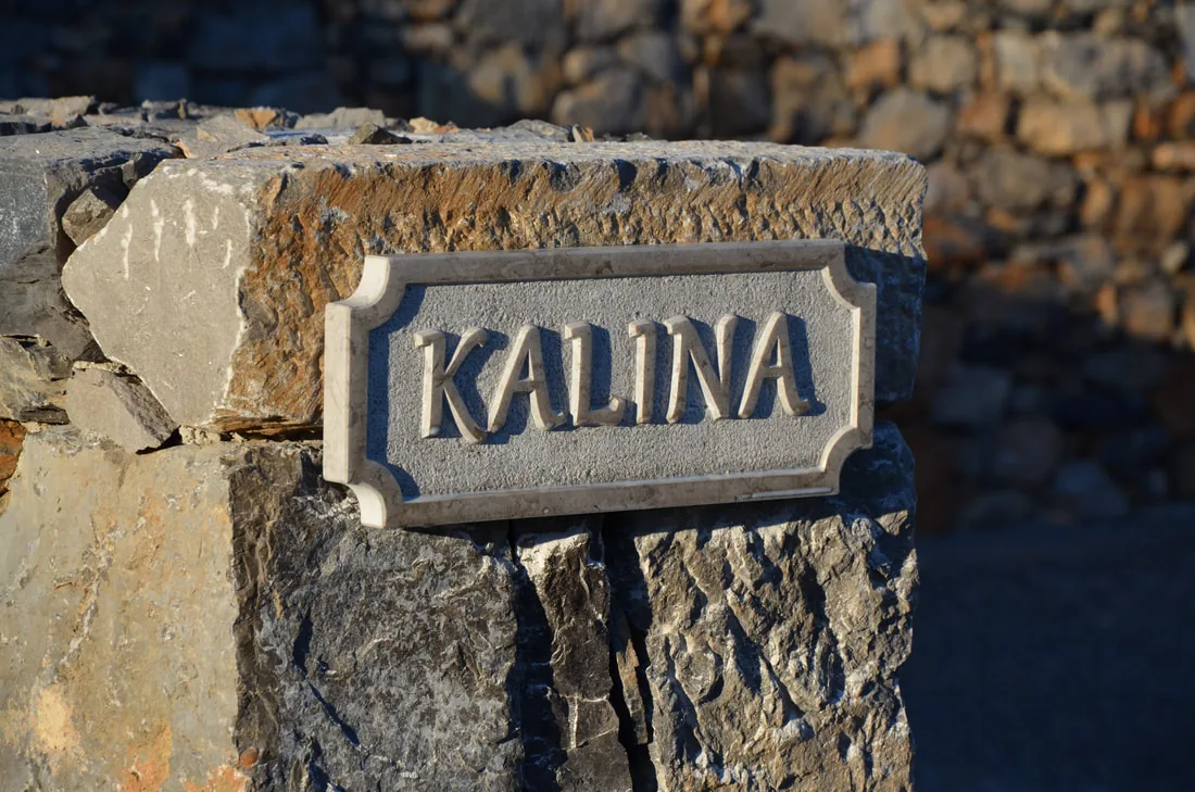 Kamnita tabla z napisom Kalina na kamnitem stebru