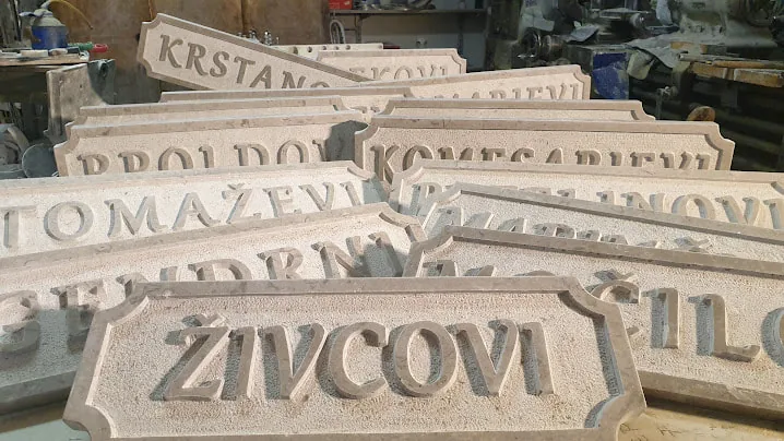 Kamnita napisna tabla Marinčni med orodjem na delovni mizi