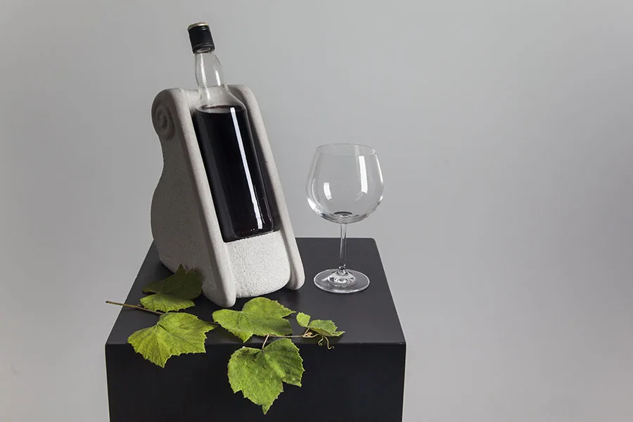 Kamnito držalo z vinsko steklenico in kozarcem na temnem podstavku