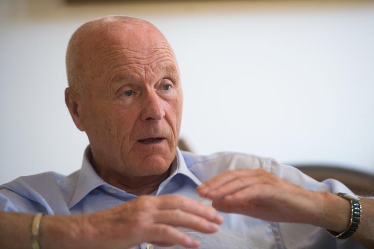 Božo Dimnik med predstavitvijo knjige.