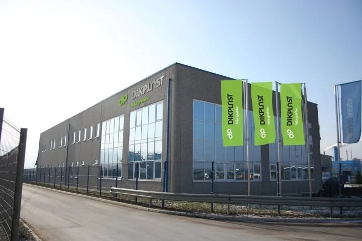 Poslovna stavba Dikplast z zastavami