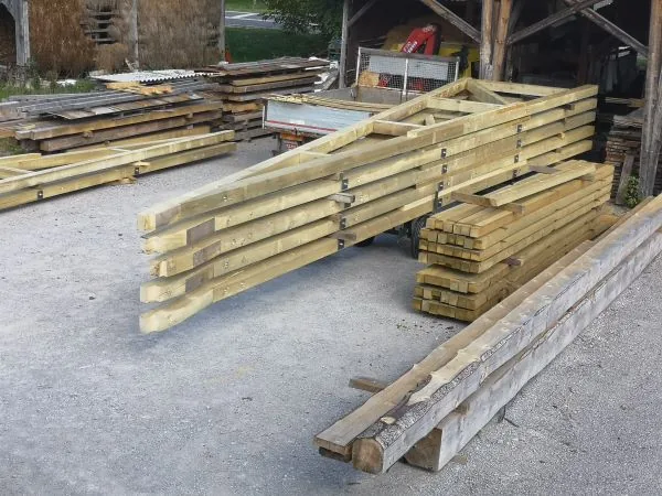 Konstrukcija strehe nad žago — fotografija s projekta