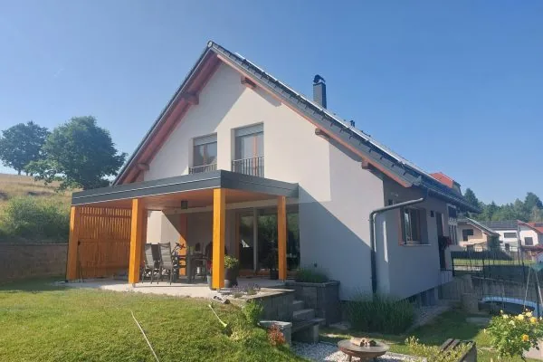 Nadstrešek Velike Lašče — fotografija s projekta