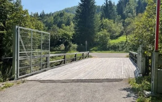 Most preko Čabranke v Črnem potoku — fotografija s projekta