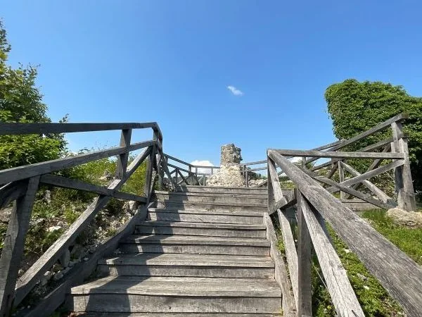 Zunanja ureditev na gradu Kostel — fotografija s projekta