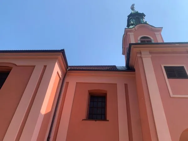 Sanacija strehe cerkve na Rožniku — fotografija s projekta