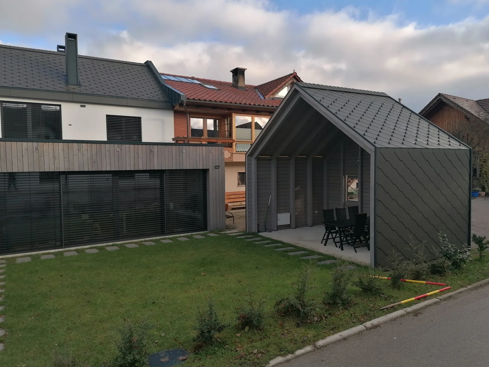 Hiša s prizidkom in lesenim nadstreškom, prekrita s kritino Eternit