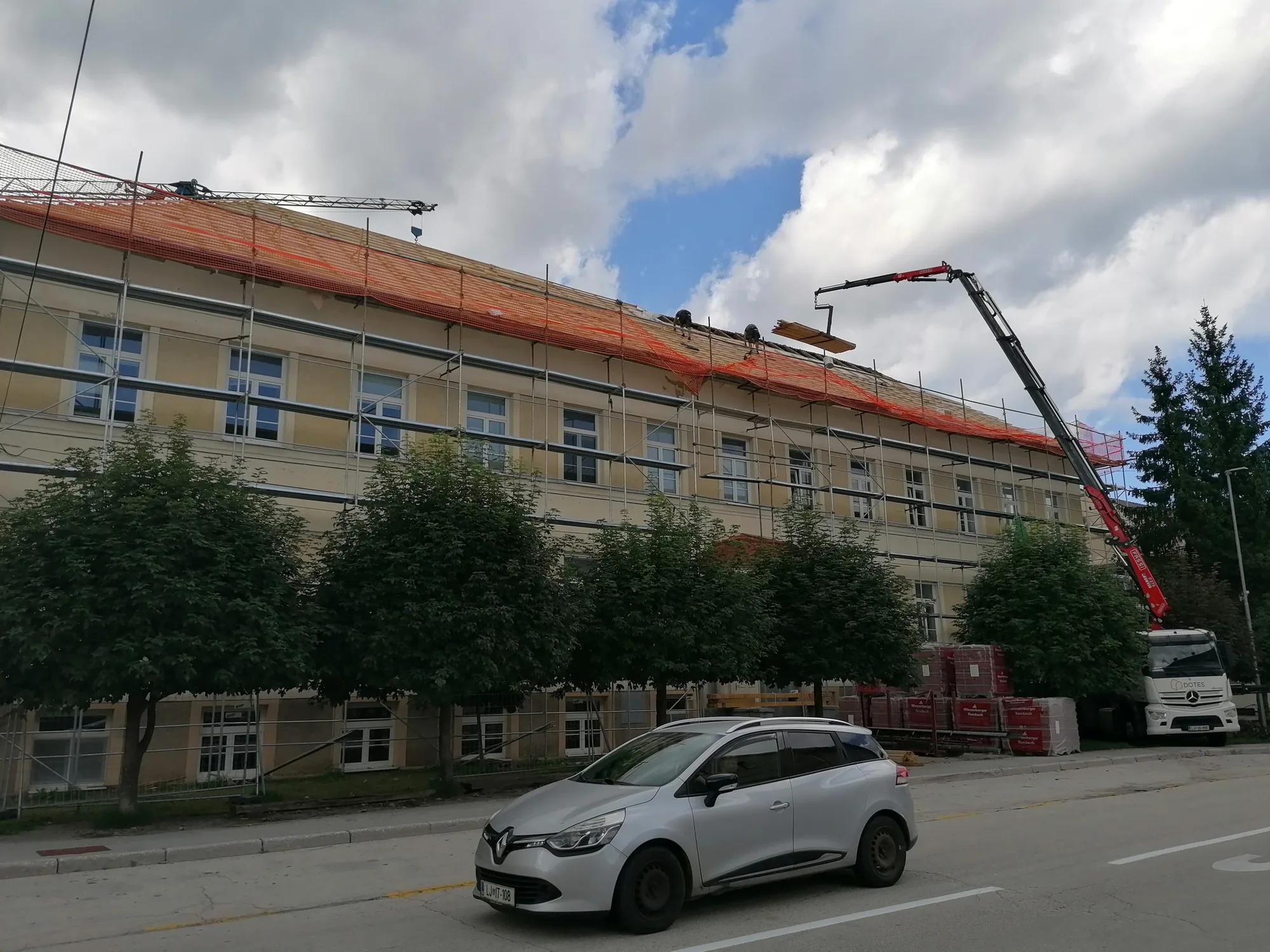 Osnovna šola Ribnica med prekrivanjem strehe z dvigalom