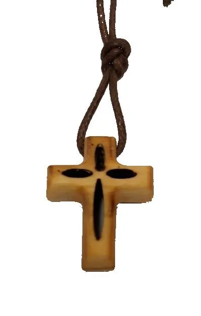 Obesek - križ izrezljan (2,2 cm)