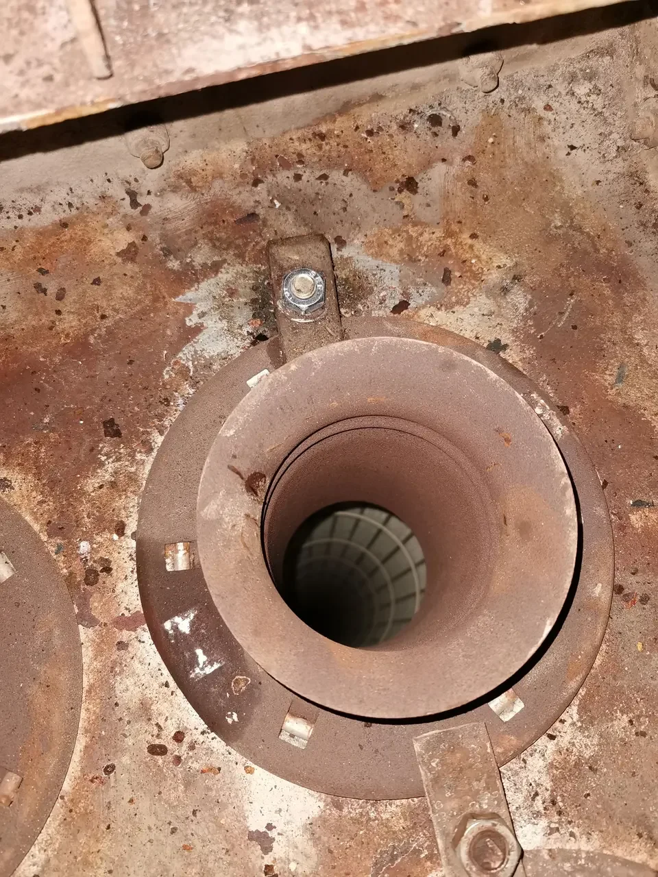 Demontaža, Čiščenje, Kontrola, Montaža – Primer demontaže, čiščenja, kontrole izpihovalnega sistema in montaže Ekofilter  filter vreč ter zagon odpraševalnega sitema pri uporabniku.