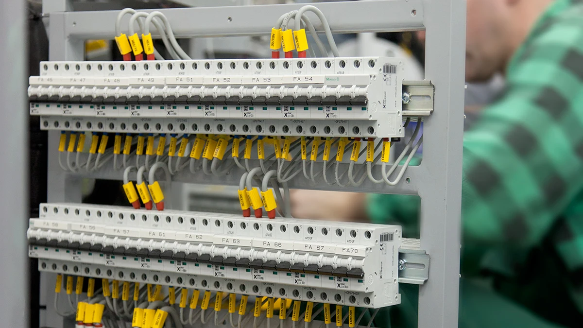Električna omarica z oznakami