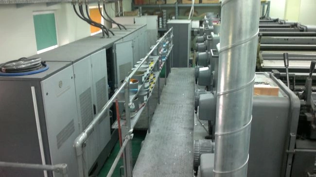 Prehod ob tiskarskem stroju z električnimi omarami