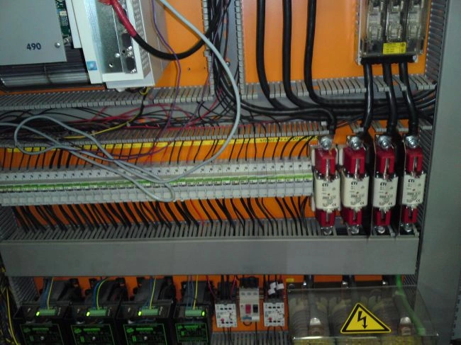 Električna omara z varovalkami in vodniki