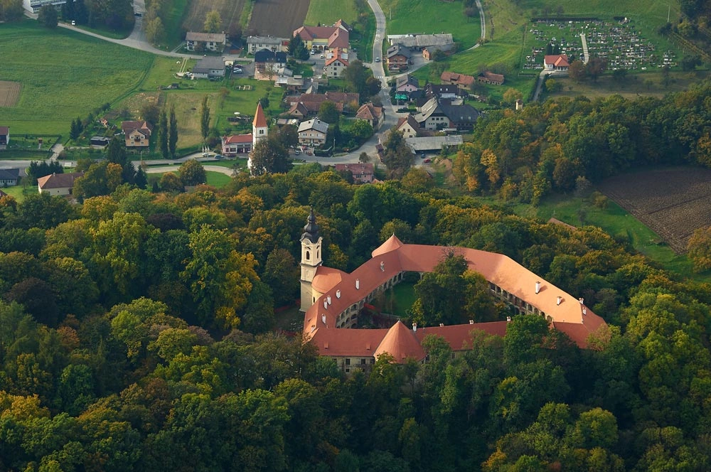 Grad Grad iz zraka, obdan z jesenskim gozdom