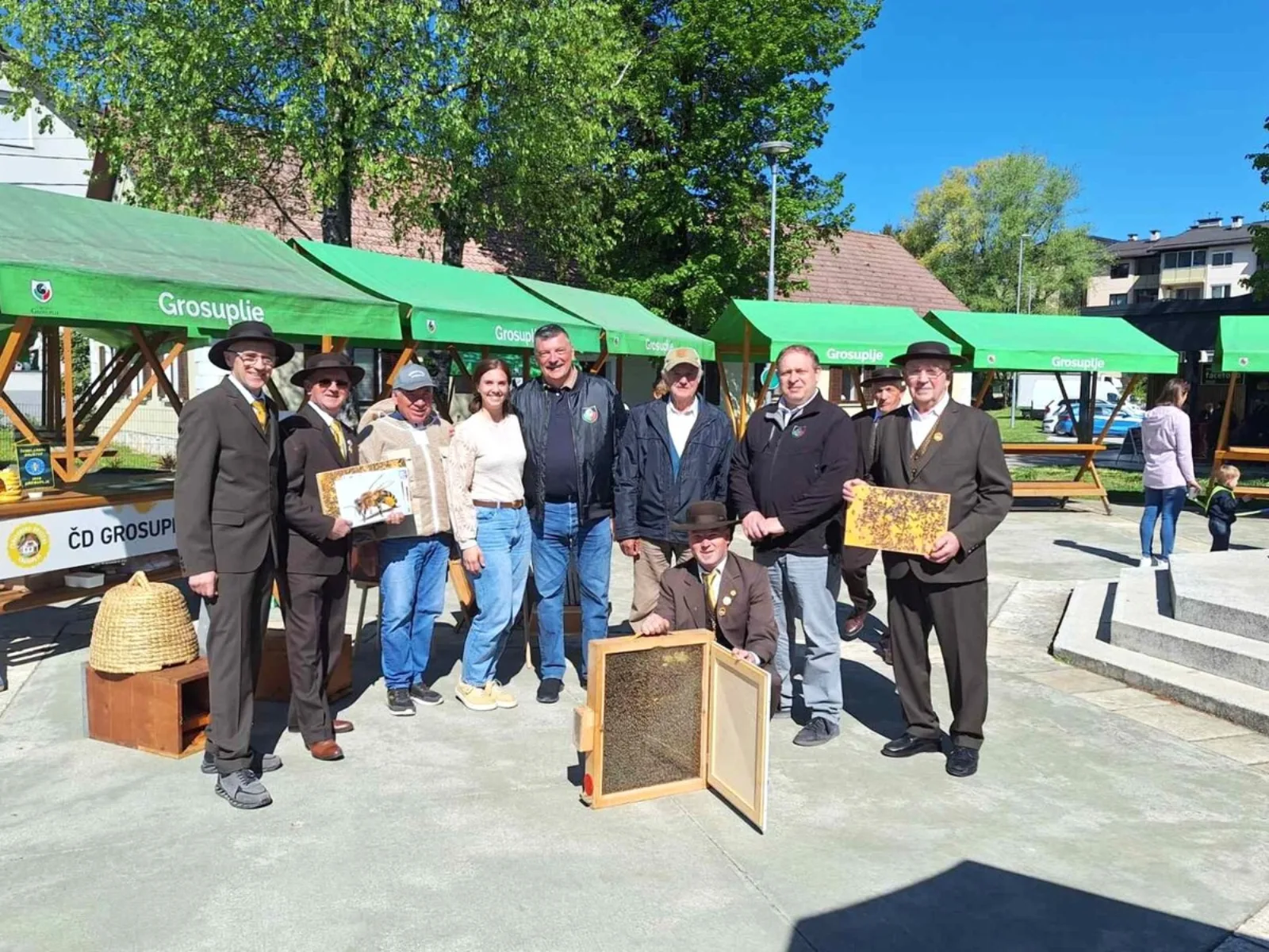 Dan odprtih vrat Čebelarskega društva Grosuplje na Mestni tržnici Grosuplje