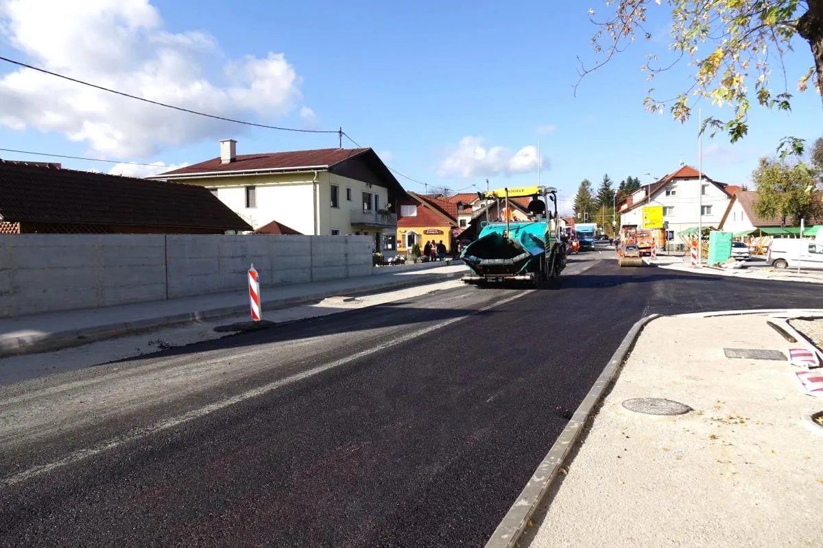 Asfaltiranje še zadnjega odseka Adamičeve ceste, od Mestne tržnice Grosuplje do krožišča Kogast