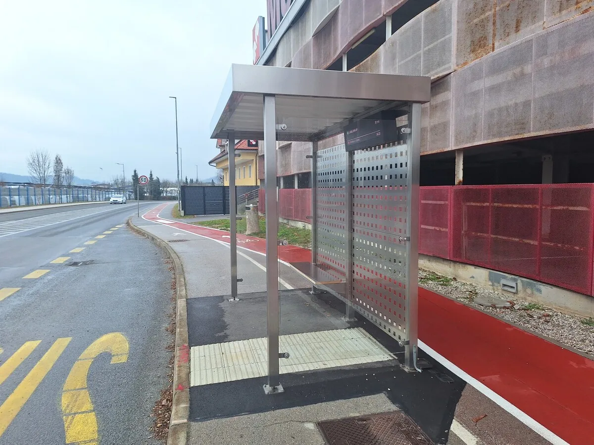 Avtobusno postajališče v Brvacah z novo nadstrešnico in grafičnim prikazovalnikom