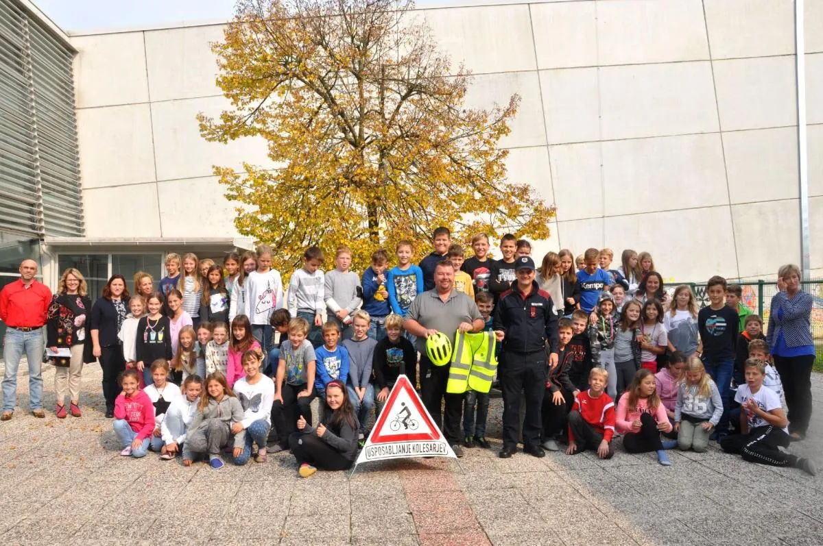 Čelade in brezrokavniki tudi za učenke in učence Osnovne šole Brinje Grosuplje