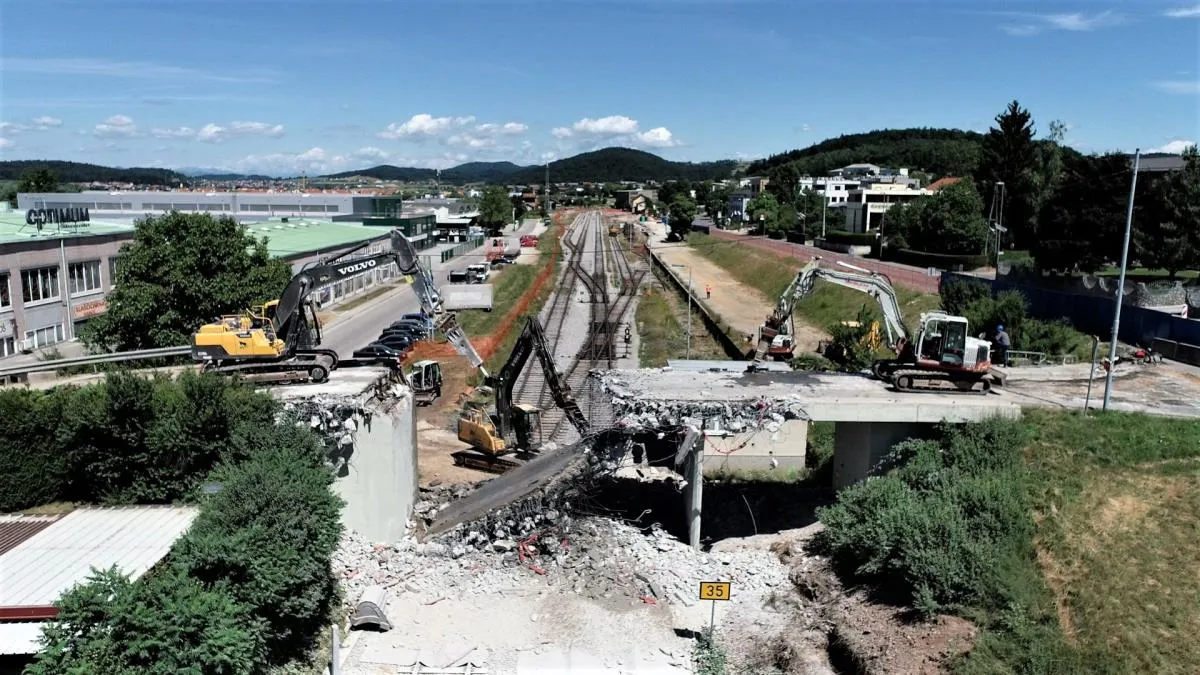 Danes, 25. 6. 2021, že pričeli z rušenjem nadvoza pri nekdanjem Motvozu