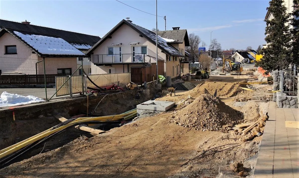Dela na Adamičevi cesti lepo napredujejo, pričenjajo se tudi v centru mesta