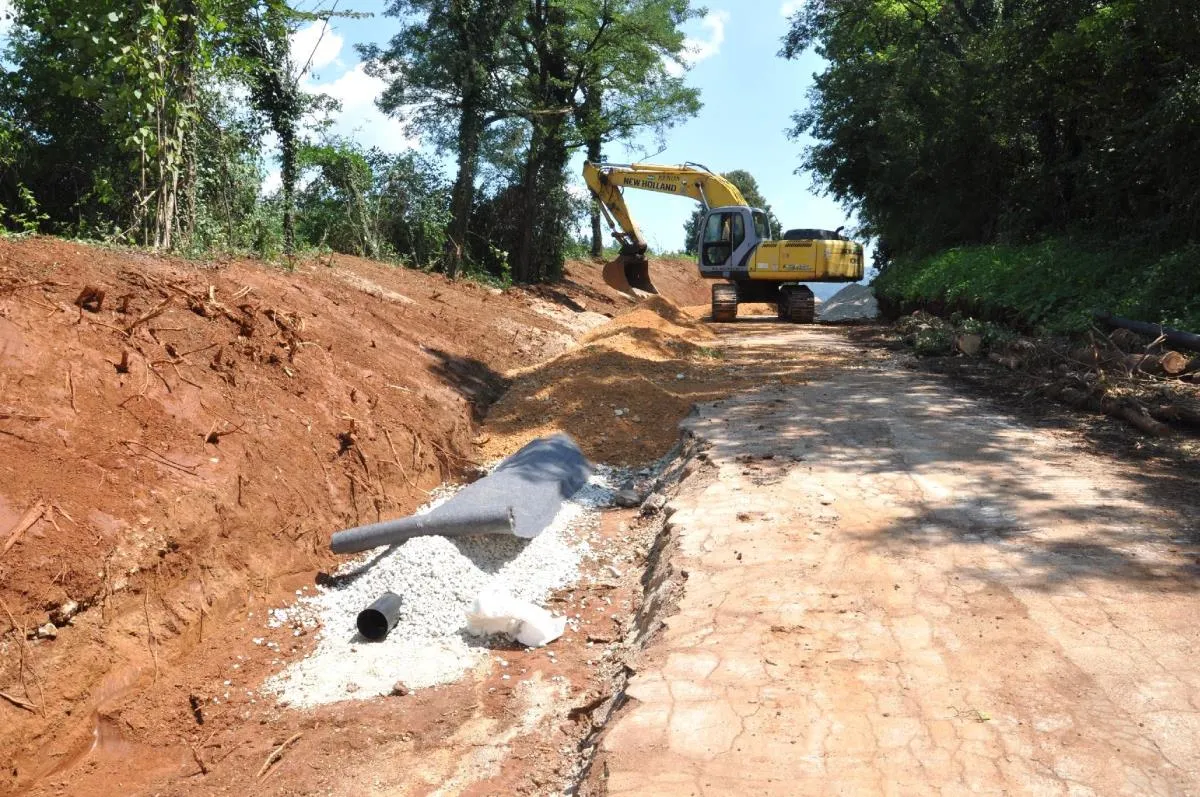 Dela na lokalni cesti Veliko Mlačevo-Žalna intenzivno potekajo