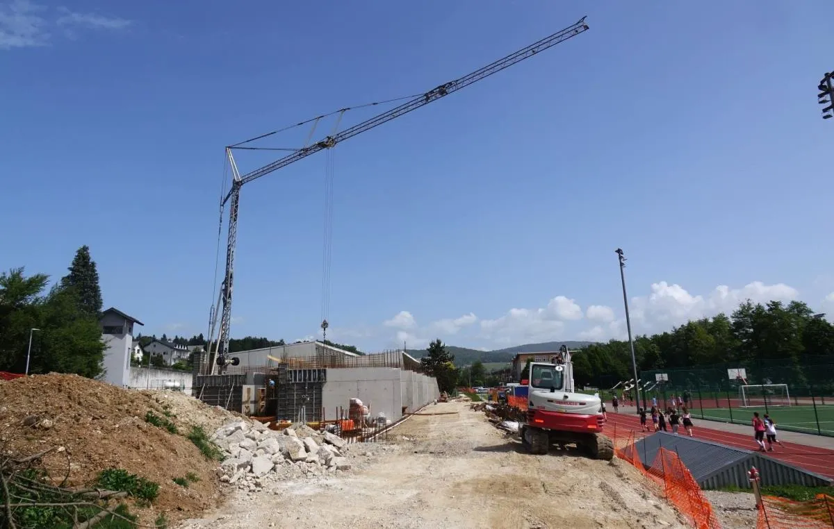 Dela za izgradnjo prizidka k Osnovni šoli Brinje Grosuplje lepo potekajo