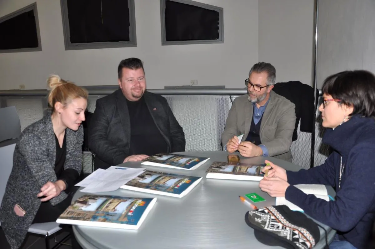 Direktor občinske uprave mag. Dušan Hočevar s sodelavko Tjašo Pleško na sestanku s koordinatorico projektov pri ALDI Anno Ditto