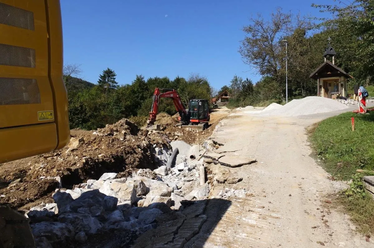 Gradnja kanalizacijskega omrežja v sklopu projekta »Javna kanalizacija v aglomeracijah Čušperk in Velika Račna: Etapa I - aglomeracija Velika Račna« se nadaljuje po terminskem planu