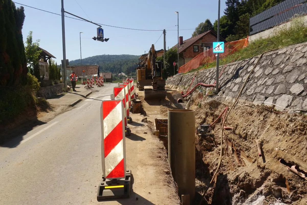 Gradnja kanalizacijskega omrežja v sklopu projekta »Javna kanalizacija v aglomeracijah Čušperk in Velika Račna: Etapa I - aglomeracija Velika Račna« napreduje v skladu s terminskim planom