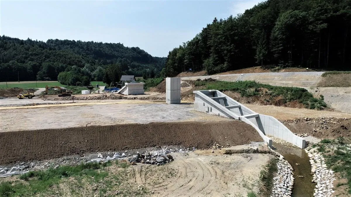 Gradnja zadrževalnika Veliki potok lepo napreduje