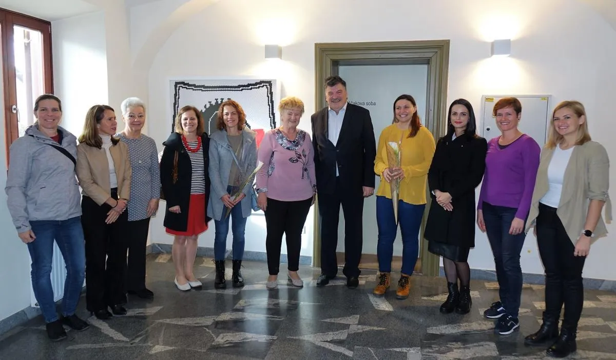 Grb Občine Grosuplje, ki je nastal v okviru projekta »Slovenija kvačka«, krasi prostore Mestne knjižnice Grosuplje