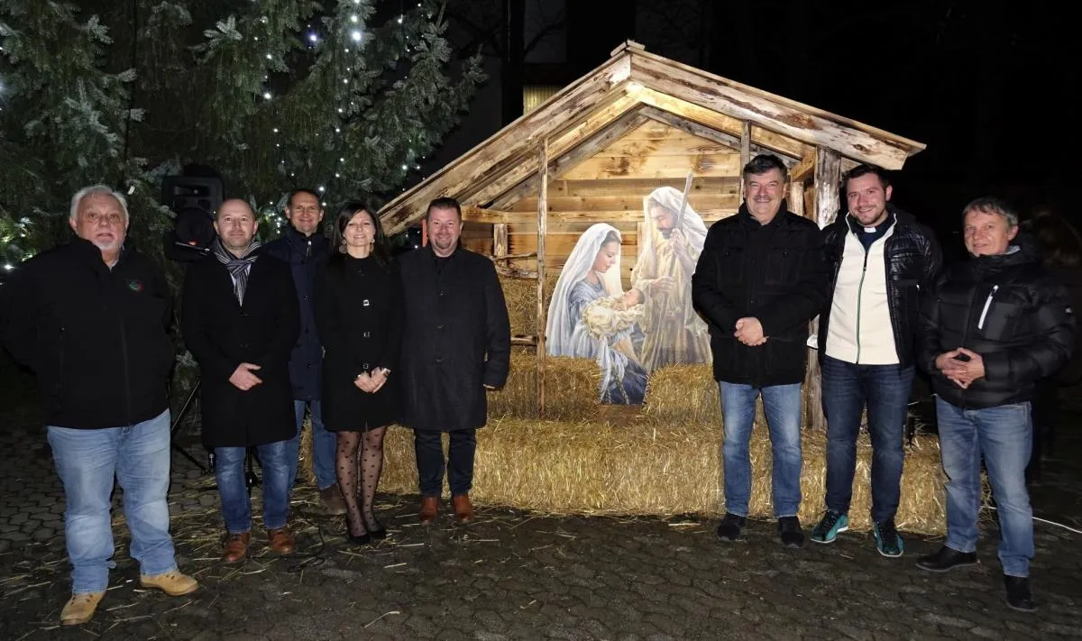 Grosuplje je zasijalo v prazničnih lučkah, sporočilo miru in ljubezni med nas prinašajo tudi jaslice