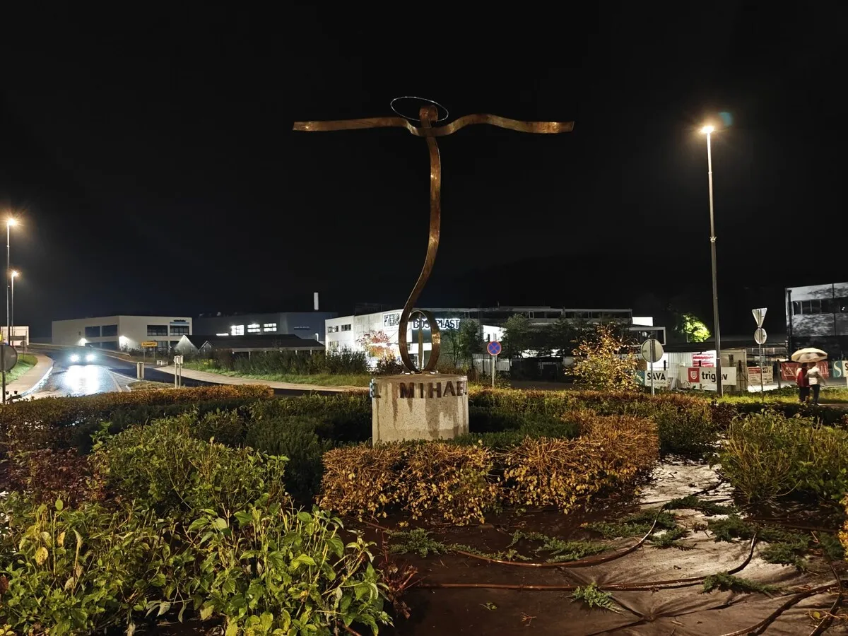 Krožišče Logo v Grosupljem krasi nova skulptura nadangela Mihaela