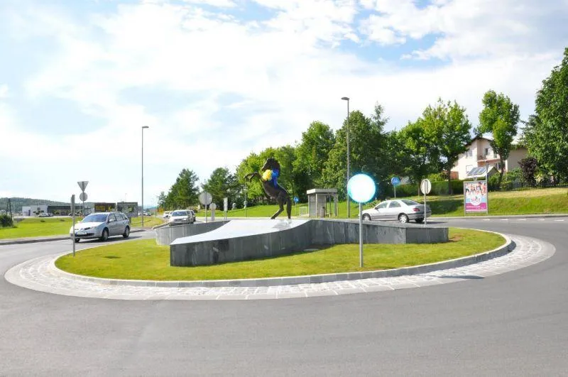 Lado Kastelec iz podjetja Avtotransporti Kastelec meščanom Grosuplja podaril kip konja