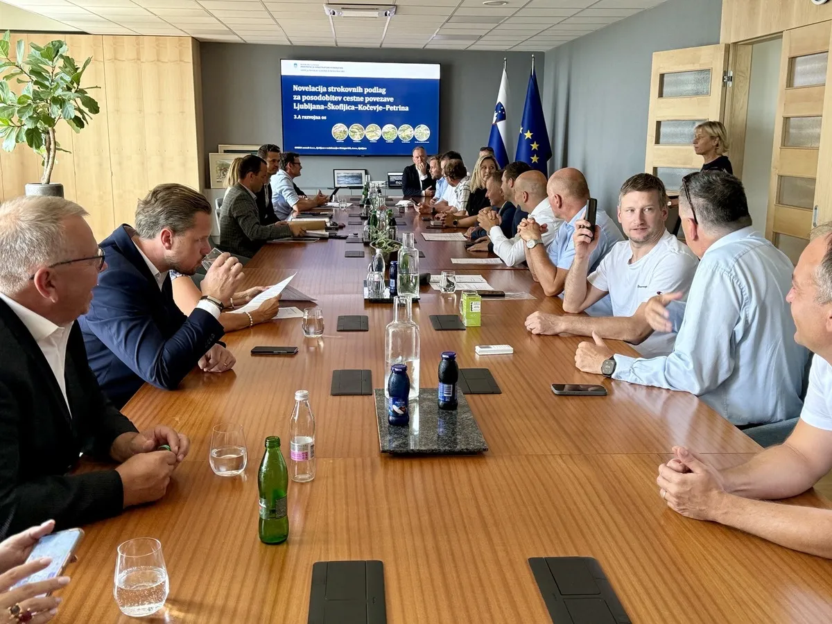 Minister Jernej Vrtovec in župani podpisali protokol za nadaljnji razvoj 3.a razvojne osi