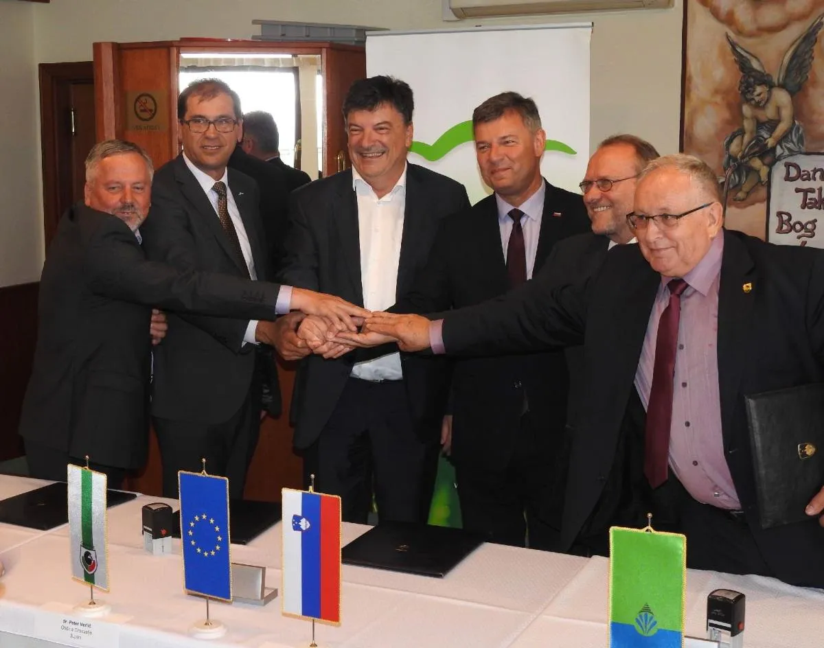 Minister za infrastrukturo in župani podpisali dogovor o sodelovanju pri izvedbi kolesarske povezave 4P - PRIJETNA POT PRIJATELJSTVA IN POVEZOVANJA