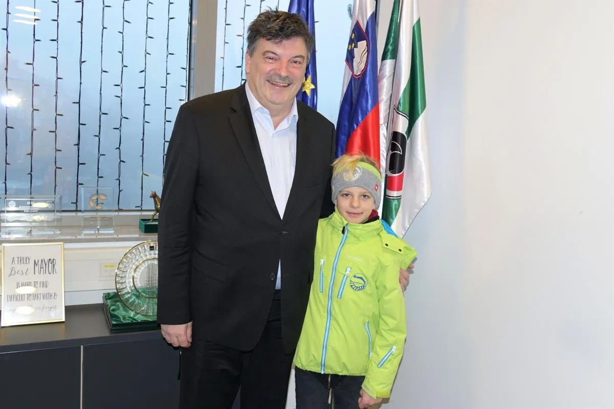 Mladi skakalec Jaša Juršič na obisku pri županu dr. Petru Verliču