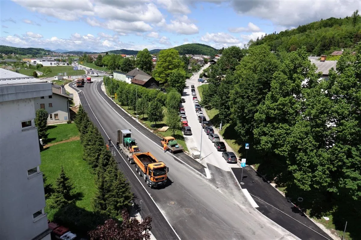 Na Adamičevi cesti, od Hoferja do krožišča pri občini, pričenjamo s polaganjem zadnjega sloja asfalta, predvidoma od 25. 5. do 28. 5. bo zato potrebna popolna zapora tudi tega dela ceste