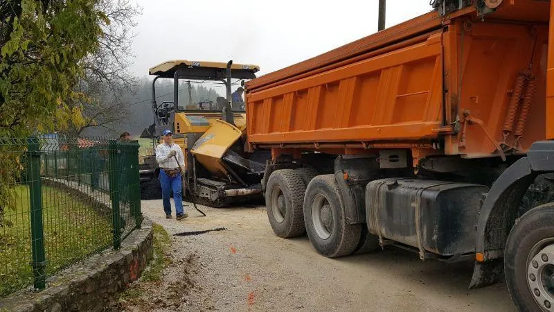 Na območju Ponove vasi po končani izgradnji kanalizacije poteka še asfaltiranje cest