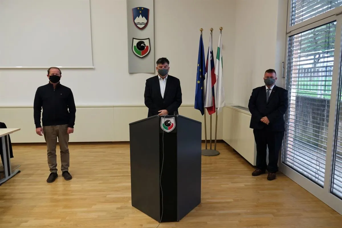 Nagovor župana dr. Petra Verliča, direktorja občinske uprave mag. Dušana Hočevarja in poveljnika občinskega štaba civilne zaščite Tomaža Riglerja v zvezi s situacijo z novim koronavirusom covid-19