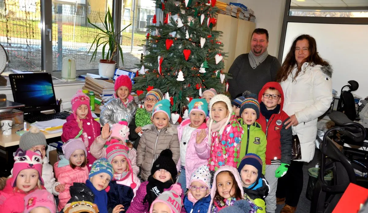 Naši najmlajši iz vrtca Kekec okrasili božično smrečico v prostorih občinske hiše