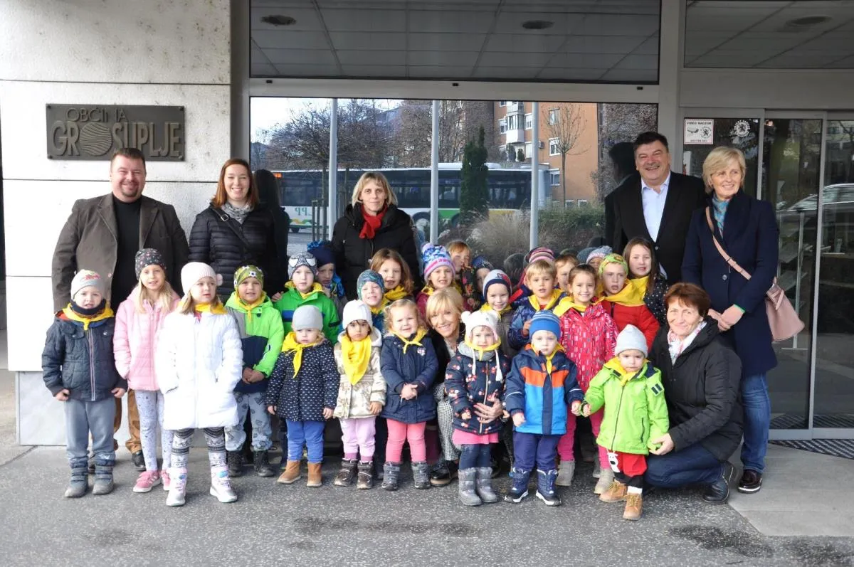 Naši najmlajši iz vrtca Rožle okrasili božično smrečico v prostorih občinske hiše