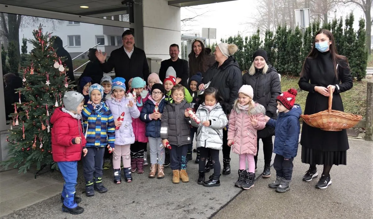 Naši najmlajši iz vrtca Tinkara so nam okrasili božično smrečico, obiskal nas je tudi sv. Miklavž v spremstvu angelov, pa tudi parkeljnov